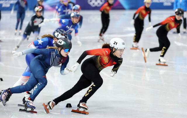 (260218) -- MILAN, Feb. 18, 2026 (Xinhua) -- Zhang Chutong (R, front) of China competes during the short track speed skating women's 3000m relay final B at the Milan-Cortina 2026 Olympic Winter Games in Milan, Italy, Feb. 18, 2026. (Xinhua/Li Ming)