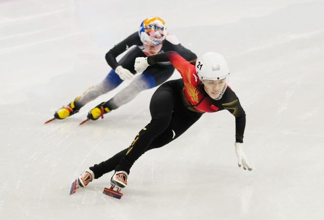 (260218) -- MILAN, Feb. 18, 2026 (Xinhua) -- Zhang Chutong (R) of China competes during the short track speed skating women's 3000m relay final B at the Milan-Cortina 2026 Olympic Winter Games in Milan, Italy, Feb. 18, 2026. (Xinhua/Lai Xiangdong)