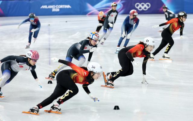 (260218) -- MILAN, Feb. 18, 2026 (Xinhua) -- Wang Xinran (front) and Zhang Chutong (2nd R) of China compete during the short track speed skating women's 3000m relay final B at the Milan-Cortina 2026 Olympic Winter Games in Milan, Italy, Feb. 18, 2026. (Xinhua/Li Ming)