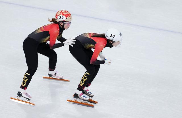 (260218) -- MILAN, Feb. 18, 2026 (Xinhua) -- Yang Jingru (L) and Wang Xinran of China compete during the short track speed skating women's 3000m relay final B at the Milan-Cortina 2026 Olympic Winter Games in Milan, Italy, Feb. 18, 2026. (Xinhua/Xue Yuge)