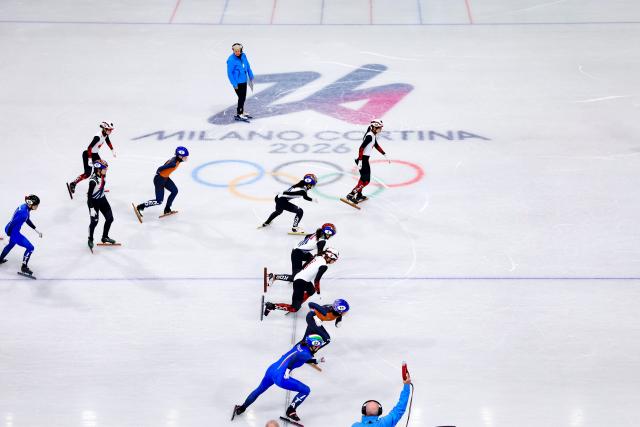 (260218) -- MILAN, Feb. 18, 2026 (Xinhua) -- Athletes compete during the short track speed skating women's 3000m relay final A at the Milan-Cortina 2026 Olympic Winter Games in Milan, Italy, Feb. 18, 2026. (Xinhua/Chen Yichen)