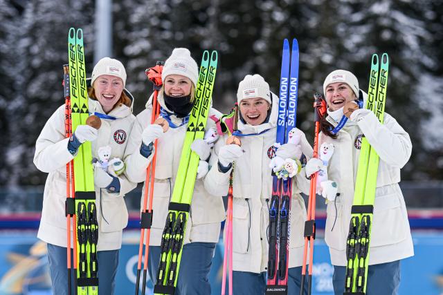 (260218) -- ANTERSELVA, Feb. 18, 2026 (Xinhua) -- Bronze medalists of Norway pose for photos during the awarding ceremony of the biathlon women's 4x6km relay at the 2026 Milan-Cortina Winter Olympics in Anterselva, Italy, Feb. 18, 2026. (Xinhua/Jiang Han)