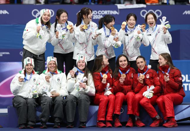 (260218) -- MILAN, Feb. 18, 2026 (Xinhua) -- Gold medalists players of South Korea, silver medalist players of Italy, and bronze medalists players of Canada celebrate during the awarding ceremony of the short track speed skating women's 3000m relay at the Milan-Cortina 2026 Olympic Winter Games in Milan, Italy, Feb. 18, 2026. (Xinhua/Li Ming)