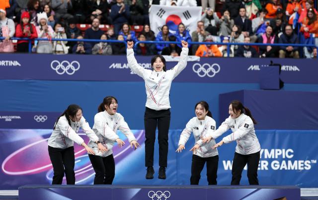 (260218) -- MILAN, Feb. 18, 2026 (Xinhua) -- Gold medalists players of South Korea celebrate during the awarding ceremony of the short track speed skating women's 3000m relay at the Milan-Cortina 2026 Olympic Winter Games in Milan, Italy, Feb. 18, 2026. (Xinhua/Li Ming)