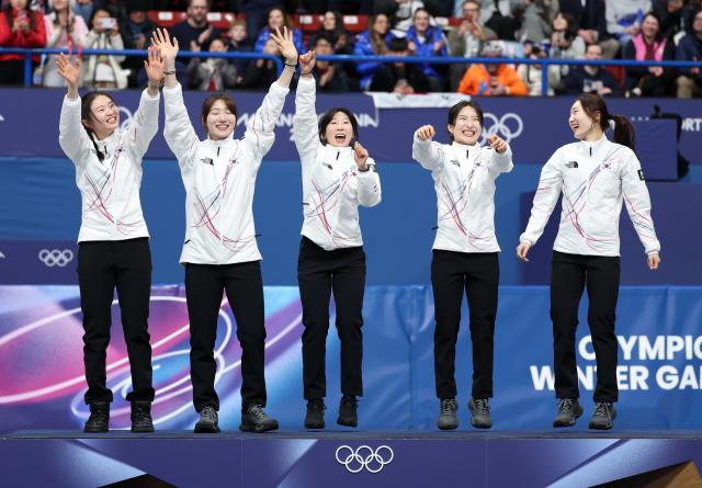 (260218) -- MILAN, Feb. 18, 2026 (Xinhua) -- Gold medalists players of South Korea celebrate during the awarding ceremony of the short track speed skating women's 3000m relay at the Milan-Cortina 2026 Olympic Winter Games in Milan, Italy, Feb. 18, 2026. (Xinhua/Li Ming)