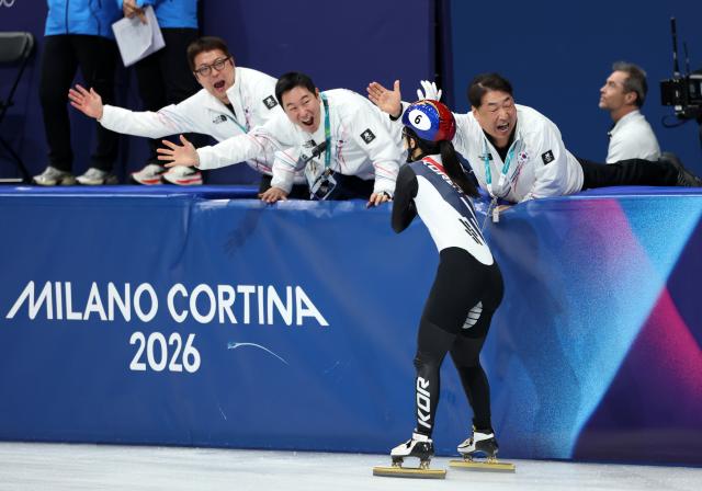(260218) -- MILAN, Feb. 18, 2026 (Xinhua) -- Kim Gilli (front) of South Korea celebrates with team members after the short track speed skating women's 3000m relay final A at the Milan-Cortina 2026 Olympic Winter Games in Milan, Italy, Feb. 18, 2026. (Xinhua/Li Ming)