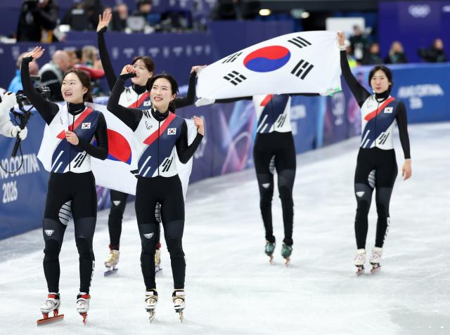 (260218) -- MILAN, Feb. 18, 2026 (Xinhua) -- Players of South Korea celebrate after the short track speed skating women's 3000m relay final A at the Milan-Cortina 2026 Olympic Winter Games in Milan, Italy, Feb. 18, 2026. (Xinhua/Li Ming)