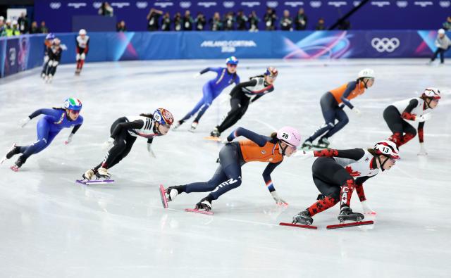 (260218) -- MILAN, Feb. 18, 2026 (Xinhua) -- Athletes compete during the short track speed skating women's 3000m relay final A at the Milan-Cortina 2026 Olympic Winter Games in Milan, Italy, Feb. 18, 2026. (Xinhua/Li Ming)