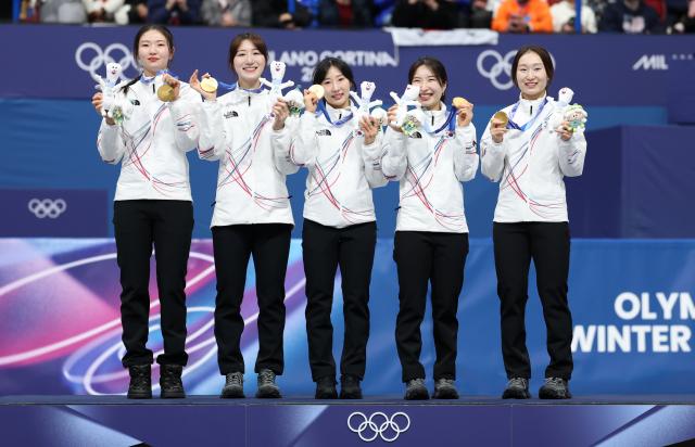 (260218) -- MILAN, Feb. 18, 2026 (Xinhua) -- Gold medalists players of South Korea celebrate during the awarding ceremony of the short track speed skating women's 3000m relay at the Milan-Cortina 2026 Olympic Winter Games in Milan, Italy, Feb. 18, 2026. (Xinhua/Li Ming)