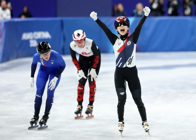 (260218) -- MILAN, Feb. 18, 2026 (Xinhua) -- Kim Gilli of South Korea celebrates after the short track speed skating women's 3000m relay final A at the Milan-Cortina 2026 Olympic Winter Games in Milan, Italy, Feb. 18, 2026. (Xinhua/Li Ming)