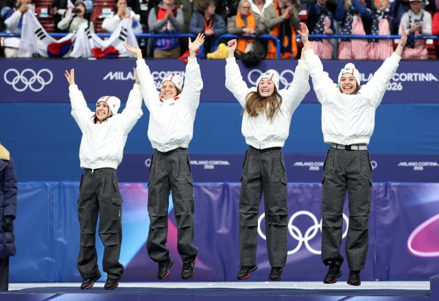 (260218) -- MILAN, Feb. 18, 2026 (Xinhua) -- Silver medalists players of Italy celebrate during the awarding ceremony of the short track speed skating women's 3000m relay at the Milan-Cortina 2026 Olympic Winter Games in Milan, Italy, Feb. 18, 2026. (Xinhua/Li Ming)