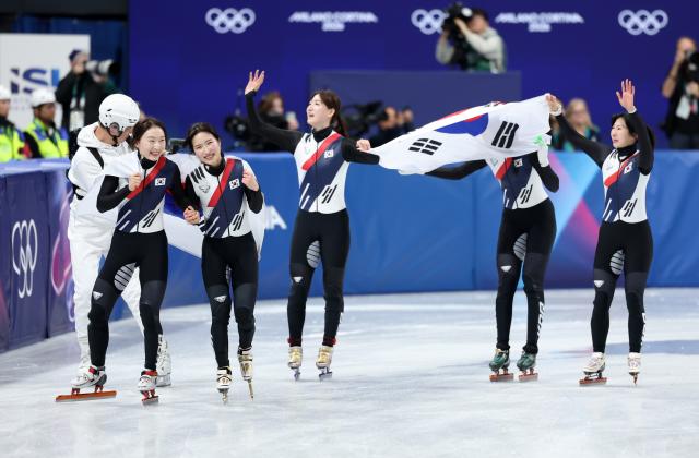 (260218) -- MILAN, Feb. 18, 2026 (Xinhua) -- Players of South Korea celebrate after the short track speed skating women's 3000m relay final A at the Milan-Cortina 2026 Olympic Winter Games in Milan, Italy, Feb. 18, 2026. (Xinhua/Li Ming)