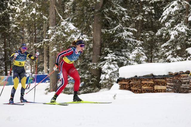 (260219) -- ANTERSELVA, Feb. 19, 2026 (Xinhua) -- Karoline Offigstad Knotten (R) of Norway and Elvira Oeberg of Sweden compete during the biathlon women's 4x6km relay at the 2026 Milan-Cortina Winter Olympics in Anterselva, Italy, Feb. 18, 2026. (Xinhua/Zhang Tao)