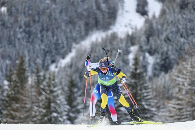 (260219) -- ANTERSELVA, Feb. 19, 2026 (Xinhua) -- Anna Magnusson (front) of Sweden competes during the biathlon women's 4x6km relay at the 2026 Milan-Cortina Winter Olympics in Anterselva, Italy, Feb. 18, 2026. (Xinhua/Zhang Tao)