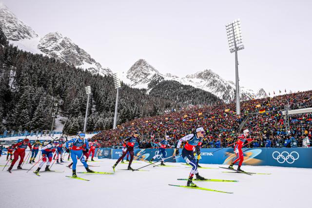 (260219) -- ANTERSELVA, Feb. 19, 2026 (Xinhua) -- Athletes start during the biathlon women's 4x6km relay at the 2026 Milan-Cortina Winter Olympics in Anterselva, Italy, Feb. 18, 2026. (Xinhua/Jiang Han)