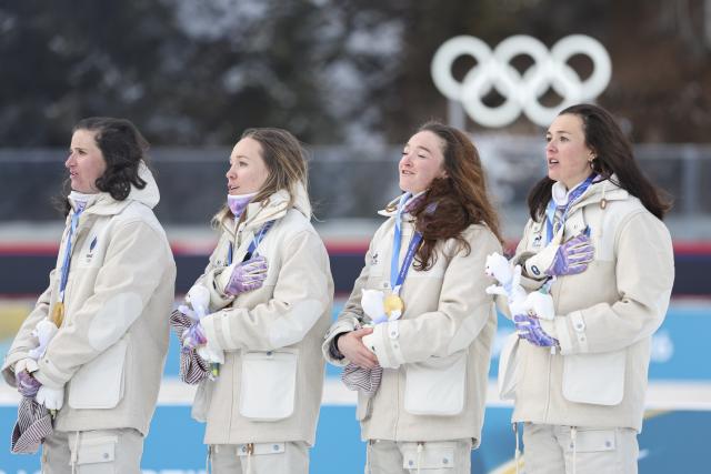 (260219) -- ANTERSELVA, Feb. 19, 2026 (Xinhua) -- Gold medalists Julia Simon, Oceane Michelon, Lou Jeanmonnot and Camille Bened (from L to R) of France sing the national anthem during the awarding ceremony for the biathlon women's 4x6km relay at the 2026 Milan-Cortina Winter Olympics in Anterselva, Italy, Feb. 18, 2026. (Xinhua/Zhang Tao)