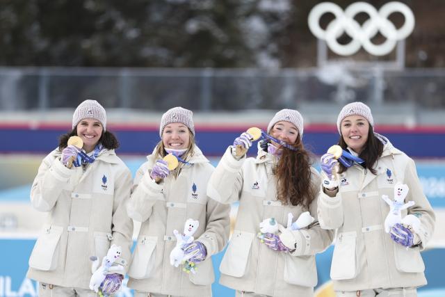 (260219) -- ANTERSELVA, Feb. 19, 2026 (Xinhua) -- Gold medalists Julia Simon, Oceane Michelon, Lou Jeanmonnot and Camille Bened (from L to R) of France pose for photos with the medals during the awarding ceremony for the biathlon women's 4x6km relay at the 2026 Milan-Cortina Winter Olympics in Anterselva, Italy, Feb. 18, 2026. (Xinhua/Zhang Tao)