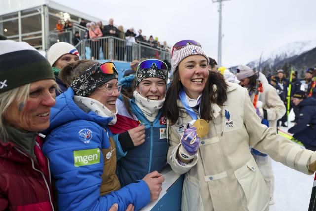 (260219) -- ANTERSELVA, Feb. 19, 2026 (Xinhua) -- Camille Bened (1st R) of France celebrates with the gold medal after the awarding ceremony for the biathlon women's 4x6km relay at the 2026 Milan-Cortina Winter Olympics in Anterselva, Italy, Feb. 18, 2026. (Xinhua/Zhang Tao)
