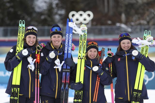 (260219) -- ANTERSELVA, Feb. 19, 2026 (Xinhua) -- Silver medalists Team Sweden pose for photos with the medals during the awarding ceremony for the biathlon women's 4x6km relay at the 2026 Milan-Cortina Winter Olympics in Anterselva, Italy, Feb. 18, 2026. (Xinhua/Zhang Tao)