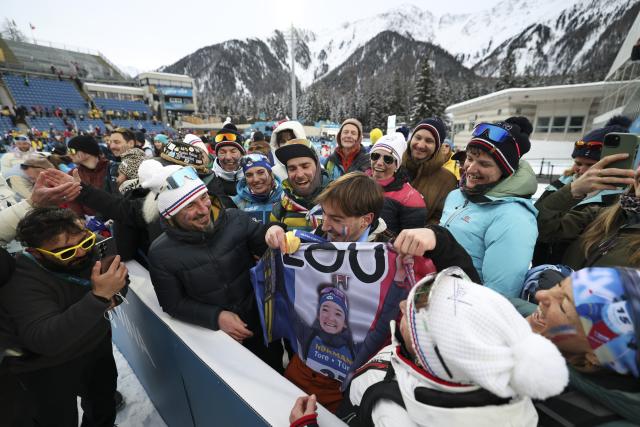 (260219) -- ANTERSELVA, Feb. 19, 2026 (Xinhua) -- A spectator celebrates with the gold medal of Lou Jeanmonnot of France after the awarding ceremony for the biathlon women's 4x6km relay at the 2026 Milan-Cortina Winter Olympics in Anterselva, Italy, Feb. 18, 2026. (Xinhua/Zhang Tao)