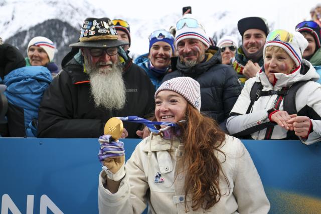 (260219) -- ANTERSELVA, Feb. 19, 2026 (Xinhua) -- Lou Jeanmonnot (front) of France celebrates with the gold medal after the awarding ceremony for the biathlon women's 4x6km relay at the 2026 Milan-Cortina Winter Olympics in Anterselva, Italy, Feb. 18, 2026. (Xinhua/Zhang Tao)