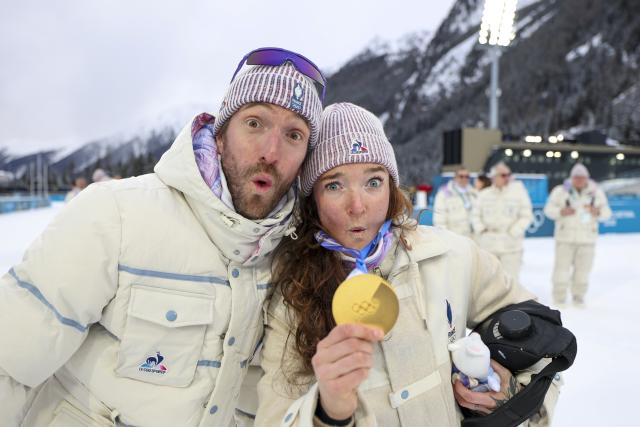 (260219) -- ANTERSELVA, Feb. 19, 2026 (Xinhua) -- Lou Jeanmonnot (R) of France celebrates with the gold medal after the awarding ceremony for the biathlon women's 4x6km relay at the 2026 Milan-Cortina Winter Olympics in Anterselva, Italy, Feb. 18, 2026. (Xinhua/Zhang Tao)