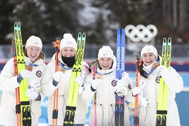 (260219) -- ANTERSELVA, Feb. 19, 2026 (Xinhua) -- Bronze medalists Team Norway pose for photos with the medals during the awarding ceremony for the biathlon women's 4x6km relay at the 2026 Milan-Cortina Winter Olympics in Anterselva, Italy, Feb. 18, 2026. (Xinhua/Zhang Tao)
