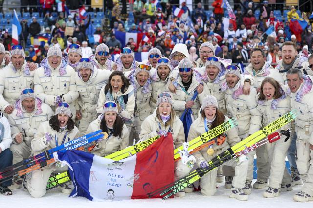 (260219) -- ANTERSELVA, Feb. 19, 2026 (Xinhua) -- Team France pose for photos with the gold medals after the awarding ceremony for the biathlon women's 4x6km relay at the 2026 Milan-Cortina Winter Olympics in Anterselva, Italy, Feb. 18, 2026. (Xinhua/Zhang Tao)