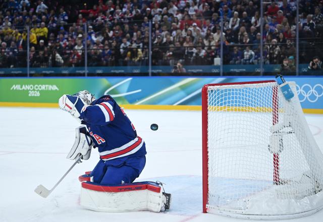 (260219) -- MILAN, Feb. 19, 2026 (Xinhua) -- Goalkeeper Connor Hellebuyck of the United States makes a save during the ice hockey men's play-offs quarterfinal between Sweden and the United States at the Milan-Cortina 2026 Olympic Winter Games in Milan, Italy, Feb. 18, 2026. (Xinhua/Zhang Haofu)