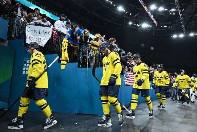 (260219) -- MILAN, Feb. 19, 2026 (Xinhua) -- Players of Sweden leave the court after the ice hockey men's play-offs quarterfinal between Sweden and the United States at the Milan-Cortina 2026 Olympic Winter Games in Milan, Italy, Feb. 18, 2026. (Xinhua/Zhang Haofu)