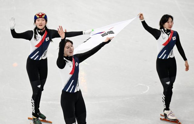 (260219) -- MILAN, Feb. 19, 2026 (Xinhua) -- Players of South Korea celebrate after the short track speed skating women's 3000m relay final A at the Milan-Cortina 2026 Olympic Winter Games in Milan, Italy, Feb. 18, 2026. (Xinhua/Cheng Min)