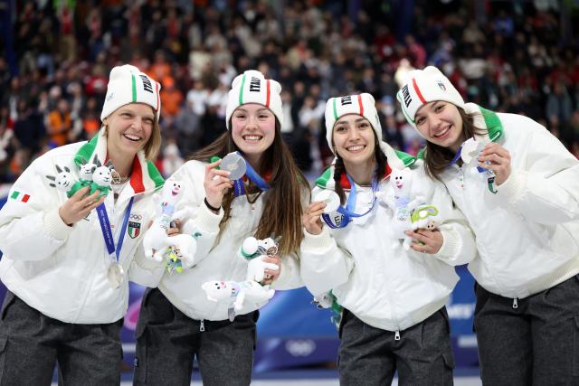 (260219) -- MILAN, Feb. 19, 2026 (Xinhua) -- Silver medalists players of Italy pose for photos with the medals after the awarding ceremony for the short track speed skating women's 3000m relay final A at the Milan-Cortina 2026 Olympic Winter Games in Milan, Italy, Feb. 18, 2026. (Xinhua/Li Ming)