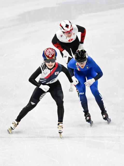 (260219) -- MILAN, Feb. 19, 2026 (Xinhua) -- Kim Gilli (L) of South Korea crosses the finish line during the short track speed skating women's 3000m relay final A at the Milan-Cortina 2026 Olympic Winter Games in Milan, Italy, Feb. 18, 2026. (Xinhua/Cheng Min)