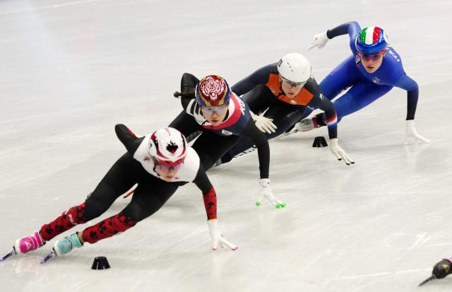 (260219) -- MILAN, Feb. 19, 2026 (Xinhua) -- Athletes compete during the short track speed skating women's 3000m relay final A at the Milan-Cortina 2026 Olympic Winter Games in Milan, Italy, Feb. 18, 2026. (Xinhua/Lai Xiangdong)