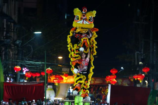 (260219) -- YANGON, Feb. 19, 2026 (Xinhua) -- Lion dancers compete during a lion and dragon dance competition in Chinatown of Yangon, Myanmar, Feb. 18, 2026. (Xinhua/Myo Kyaw Soe)