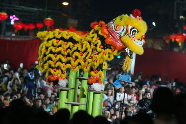 (260219) -- YANGON, Feb. 19, 2026 (Xinhua) -- Lion dancers compete during a lion and dragon dance competition in Chinatown of Yangon, Myanmar, Feb. 18, 2026. (Xinhua/Myo Kyaw Soe)