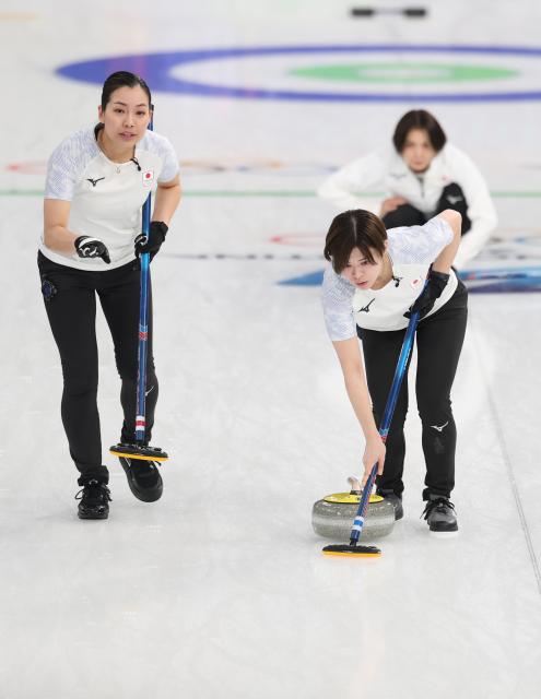 (260219) -- CORTINA D'AMPEZZO, Feb. 19, 2026 (Xinhua) -- Onodera Kaho (R) of Japan competes during the curling women's round robin session 11 match between Britain and Japan at the 2026 Milan-Cortina Winter Olympics in Cortina, Italy, Feb. 18, 2026. (Xinhua/Ding Xu)