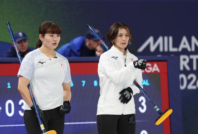(260219) -- CORTINA D'AMPEZZO, Feb. 19, 2026 (Xinhua) -- Yoshimura Sayaka (R) and Kotani Yuna of Japan compete during the curling women's round robin session 11 match between Britain and Japan at the 2026 Milan-Cortina Winter Olympics in Cortina, Italy, Feb. 18, 2026. (Xinhua/Ding Xu)