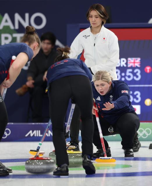 (260219) -- CORTINA D'AMPEZZO, Feb. 19, 2026 (Xinhua) -- Sophie Jackson (bottom R) of Britain competes during the curling women's round robin session 11 match between Britain and Japan at the 2026 Milan-Cortina Winter Olympics in Cortina, Italy, Feb. 18, 2026. (Xinhua/Ding Xu)