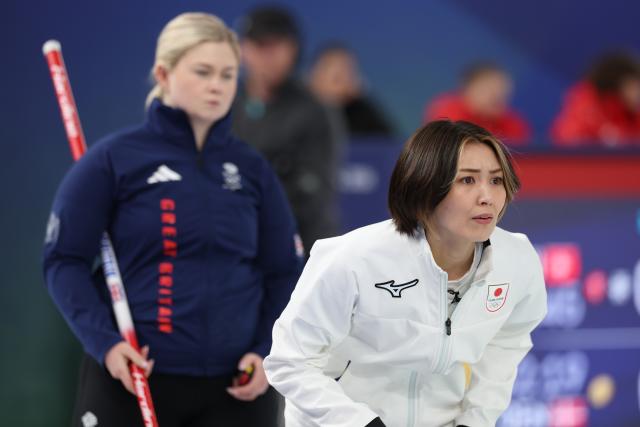(260219) -- CORTINA D'AMPEZZO, Feb. 19, 2026 (Xinhua) -- Yoshimura Sayaka (R) of Japan competes during the curling women's round robin session 11 match between Britain and Japan at the 2026 Milan-Cortina Winter Olympics in Cortina, Italy, Feb. 18, 2026. (Xinhua/Ding Xu)