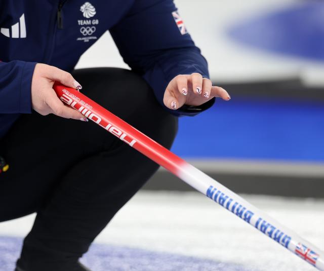 (260219) -- CORTINA D'AMPEZZO, Feb. 19, 2026 (Xinhua) -- Sophie Jackson of Britain competes during the curling women's round robin session 11 match between Britain and Japan at the 2026 Milan-Cortina Winter Olympics in Cortina, Italy, Feb. 18, 2026. (Xinhua/Ding Xu)