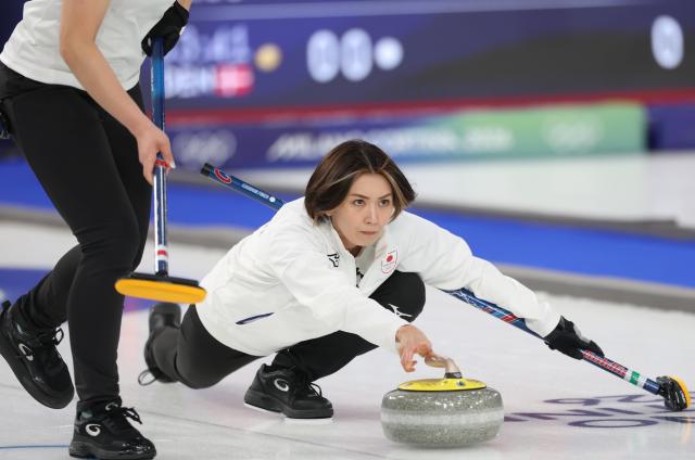 (260219) -- CORTINA D'AMPEZZO, Feb. 19, 2026 (Xinhua) -- Yoshimura Sayaka of Japan competes during the curling women's round robin session 11 match between Britain and Japan at the 2026 Milan-Cortina Winter Olympics in Cortina, Italy, Feb. 18, 2026. (Xinhua/Ding Xu)