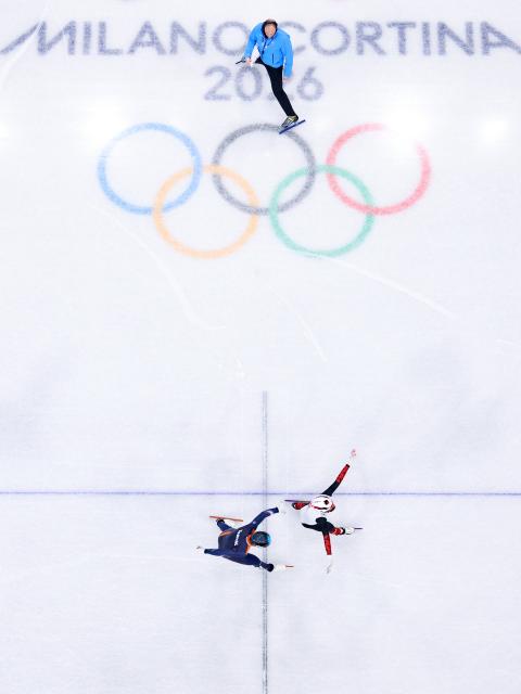 (260219) -- MILAN, Feb. 19, 2026 (Xinhua) -- Steven Dubois (R) of Canada crosses the finish line during the short track speed skating men's 500m final A at the Milan-Cortina 2026 Olympic Winter Games in Milan, Italy, Feb. 18, 2026. (Xinhua/Chen Yichen)
