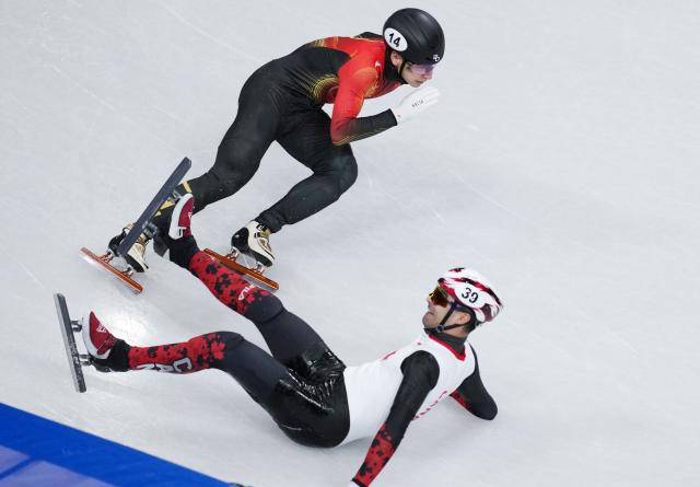 (260219) -- MILAN, Feb. 19, 2026 (Xinhua) -- Maxime Laoun (R) of Canada falls during the short track speed skating men's 500m final B at the Milan-Cortina 2026 Olympic Winter Games in Milan, Italy, Feb. 18, 2026. (Xinhua/Xue Yuge)