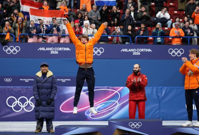 (260219) -- MILAN, Feb. 19, 2026 (Xinhua) -- Silver medalist Melle van't Wout (2nd L) of the Netherlands jumps on the podium during the awarding ceremony for the short track speed skating men's 500m final A at the Milan-Cortina 2026 Olympic Winter Games in Milan, Italy, Feb. 18, 2026. (Xinhua/Li Ming)