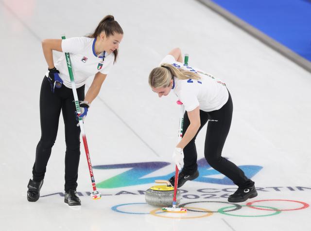 (260219) -- CORTINA D'AMPEZZO, Feb. 19, 2026 (Xinhua) -- Elena Mathis (R) and Giulia Zardini Lacedelli of Italy compete during the curling women's round robin session 11 match between Canada and Italy at the 2026 Milan-Cortina Winter Olympics in Cortina, Italy, Feb. 18, 2026. (Xinhua/Ding Xu)