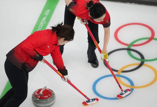 (260219) -- CORTINA D'AMPEZZO, Feb. 19, 2026 (Xinhua) -- Han Yu (L) and Jiang Jiayi of China compete during the curling women's round robin session 11 match between China and Sweden at the 2026 Milan-Cortina Winter Olympics in Cortina, Italy, Feb. 18, 2026. (Xinhua/Li Gang)