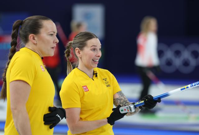 (260219) -- CORTINA D'AMPEZZO, Feb. 19, 2026 (Xinhua) -- Sofia Scharback (R) and Agnes Knochenhauer of Sweden communicate during the curling women's round robin session 11 match between China and Sweden at the 2026 Milan-Cortina Winter Olympics in Cortina, Italy, Feb. 18, 2026. (Xinhua/Ding Xu)