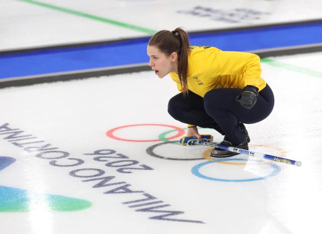 (260219) -- CORTINA D'AMPEZZO, Feb. 19, 2026 (Xinhua) -- Anna Hasselborg of Sweden competes during the curling women's round robin session 11 match between China and Sweden at the 2026 Milan-Cortina Winter Olympics in Cortina, Italy, Feb. 18, 2026. (Xinhua/Ding Xu)