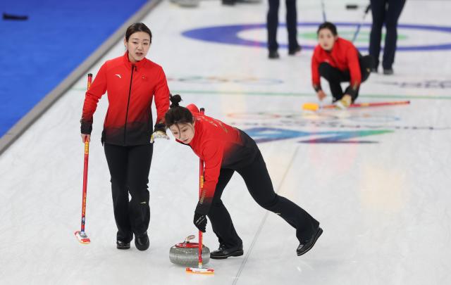 (260219) -- CORTINA D'AMPEZZO, Feb. 19, 2026 (Xinhua) -- Dong Ziqi (front R) and Han Yu of China compete during the curling women's round robin session 11 match between China and Sweden at the 2026 Milan-Cortina Winter Olympics in Cortina, Italy, Feb. 18, 2026. (Xinhua/Ding Xu)